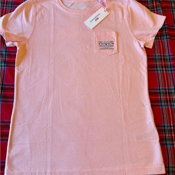 Vineyard Vines Flamingo Taylor&Travis IN OUR WEDDING ERA SS Pocket Tee ๐ - Picture 2 of 9